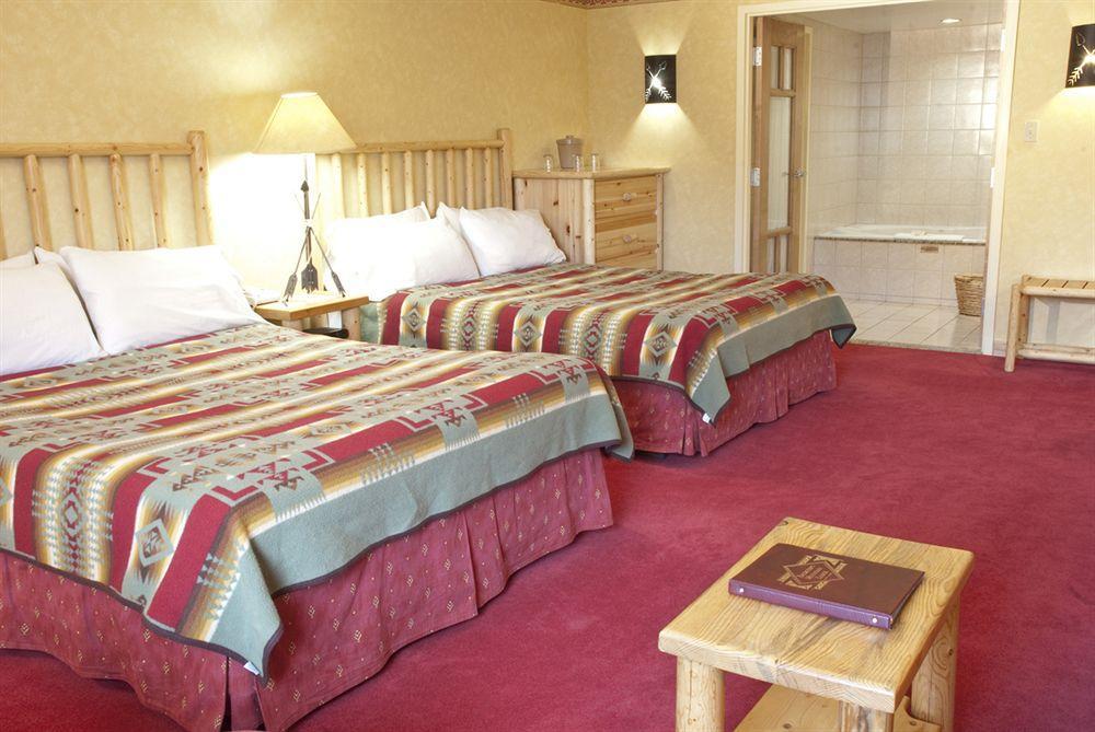 Brewster Mountain Lodge Банф Стая снимка