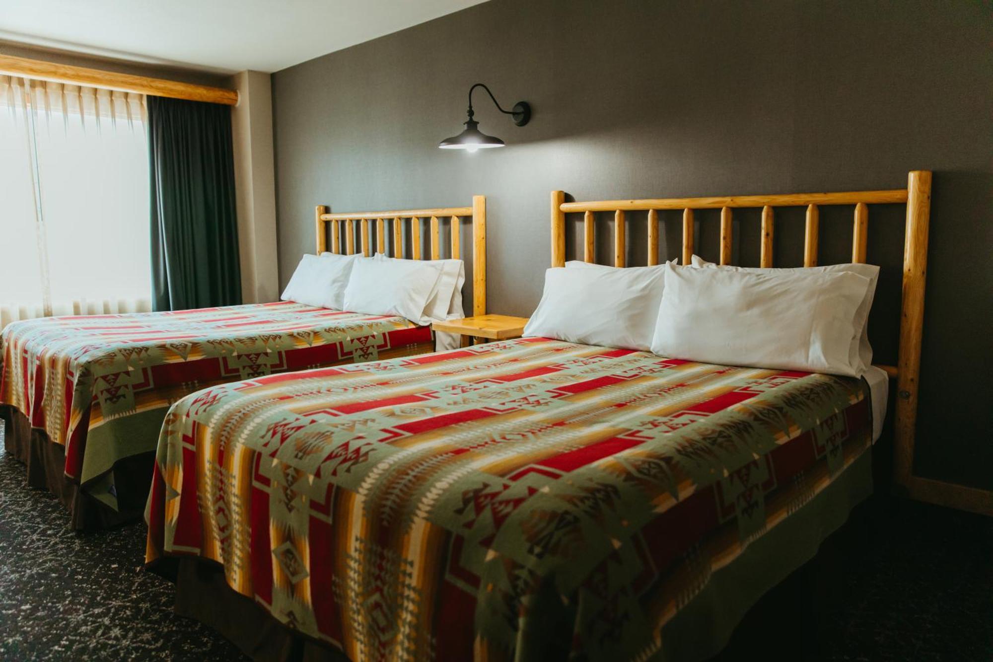 Brewster Mountain Lodge Банф Екстериор снимка