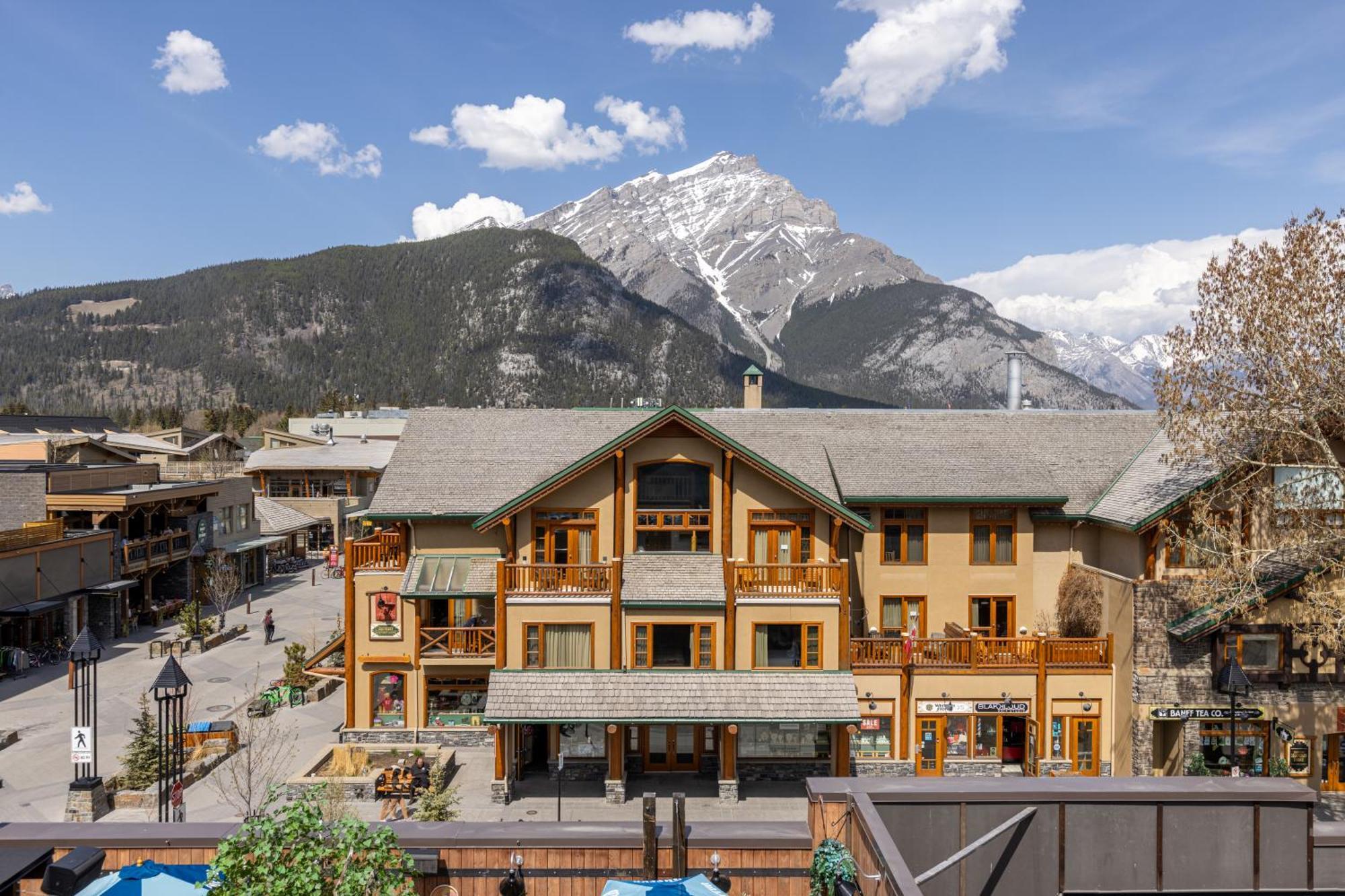 Brewster Mountain Lodge Банф Екстериор снимка