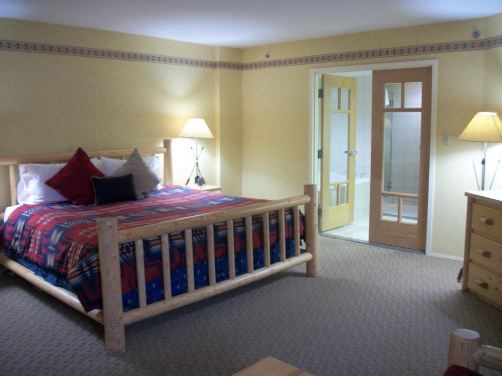 Brewster Mountain Lodge Банф Стая снимка