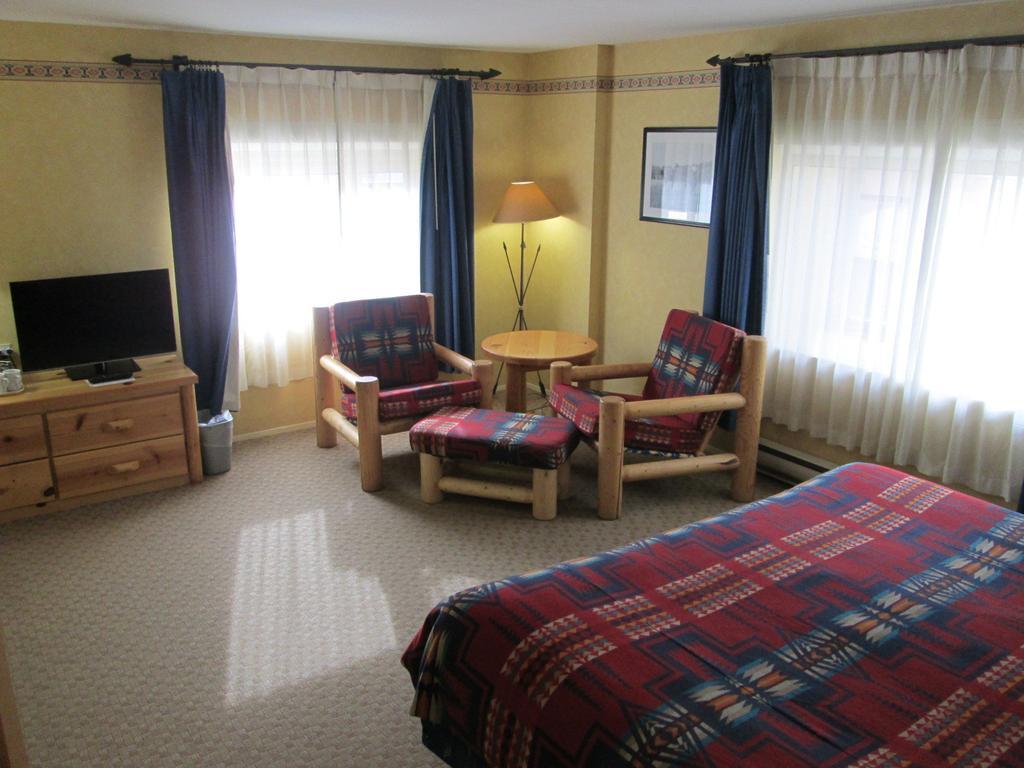 Brewster Mountain Lodge Банф Стая снимка