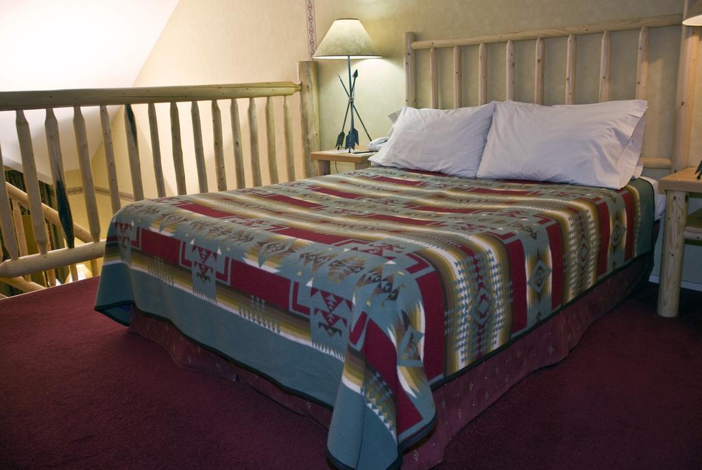 Brewster Mountain Lodge Банф Екстериор снимка