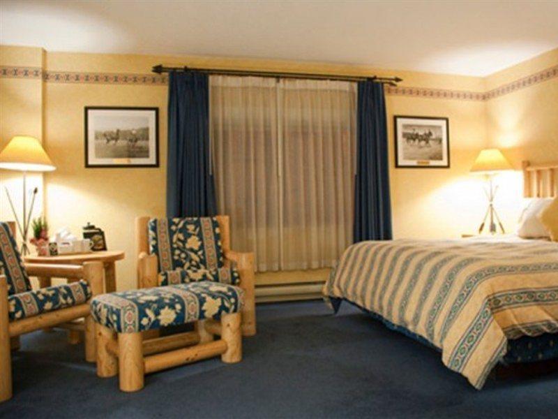Brewster Mountain Lodge Банф Стая снимка